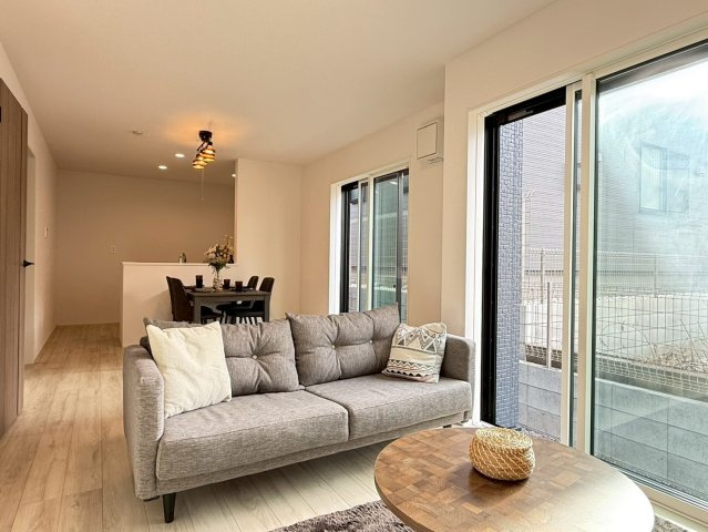 川口市東貝塚　新築一戸建て　1号棟の居間・リビング|おしゃれな居間です