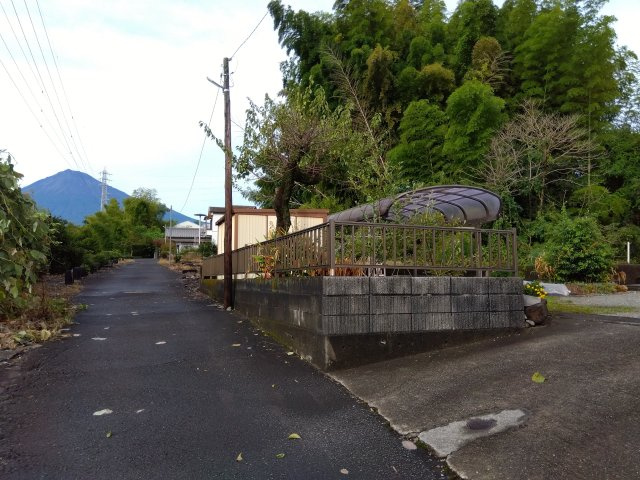 売土地　富士市天間の前面道路含む現地写真|敷地が約80坪と広々としています。自由な間取りでお家が建てられます。駐車場を広く取る事も可能です。