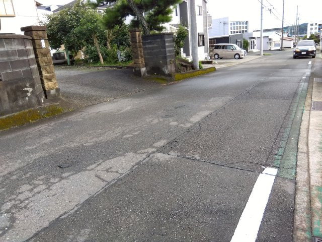 売土地　富士市天間の前面道路含む現地写真|間口が広々としています。車の出入りがスムーズに行えます。