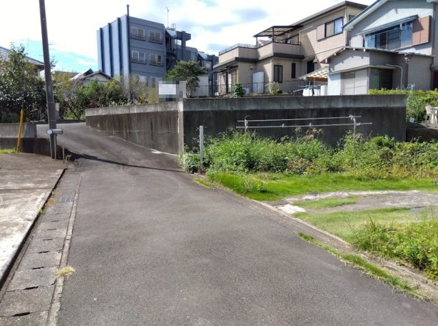 売土地　富士市久沢の前面道路含む現地写真|スーパー・ドラッグストア・コンビニまで車で10分圏内です。生活利便性の高い土地になっています。