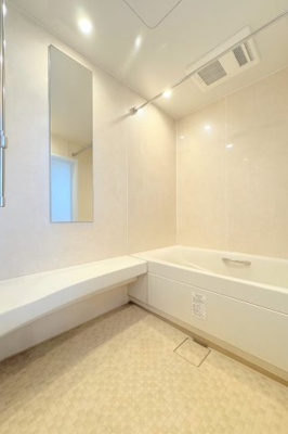 【浴室】 | サザンヒルズ竹山6番館 | ◆モダンデザインの空間が気持ちよさを高めてくれるバスルーム。すっきりとした清潔感の中に都会的なセンスが感じられ、心身をリフレッシュできる寛ぎを深めてくれるスペースです。
※写真加工済