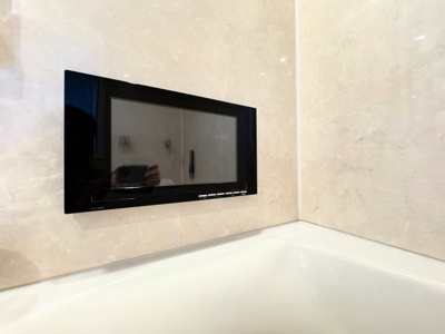 【浴室】 | サザンヒルズ竹山6番館 | ◆気になる番組もお風呂に入りながら見ることができるので、優雅なバスタイムを楽しめます。