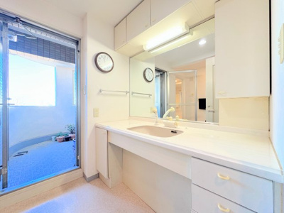 【独立洗面台】 | サザンヒルズ竹山6番館 | ◆三面鏡裏や、シンクしたにも多数収納を備えた、広々とした洗面化粧台。バルコニーのある明るい洗面所で毎日の身支度も気持ち良くお使い頂けます。