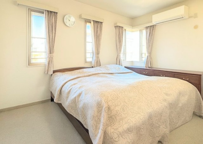 【洋室】 | サザンヒルズ竹山6番館 | ◆室内はいつも明るい印象なので気持ちの良い朝を迎えられます。各部屋にはクローゼットを完備しており、収納が多いお家はすっきりして快適空間です。
※写真加工済