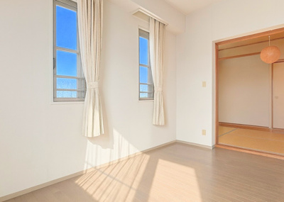 【居間・リビング】 | サザンヒルズ竹山6番館 | ◆リビングは一日中太陽の光が射し込みます。家族が集まる空間は、自然と笑顔が溢れます！
※写真加工済