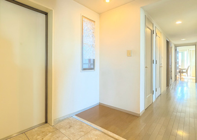 【玄関】 | サザンヒルズ竹山6番館 | ◆光の渦が溢れた明るい玄関ホール。「おかえり」と「ただいま」が交差するお家の顔とも言える場所は爽やかで心地良い空間となっています。すっきり片付いた玄関で来客時にも自信が持てそう。
※写真加工済