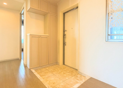 【玄関】 | サザンヒルズ竹山6番館 | ◆明るい玄関です！散らかりやすい玄関もスッキリする大容量のシューズボックス付き。
※写真加工済