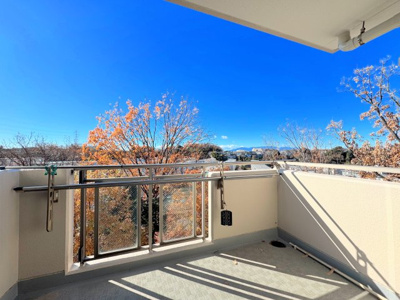 【バルコニー】 | サザンヒルズ竹山6番館 | ◆気持ちのいい空が見渡せる広いバルコニー。爽やかな風を感じて、心躍る素敵な暮らしがはじまります。通風・採光にも優れ、心地よい光と風があふれています♪