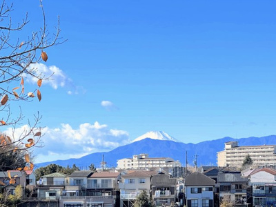 【展望】 | サザンヒルズ竹山6番館 | ◆リビングからは富士山を望むことができます！前面には遮るものがなく、開放感と日当たりの確保がされております。是非現地にてこの眺望をご確認ください。