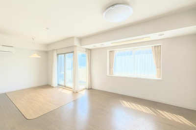 【居間・リビング】 | サザンヒルズ竹山6番館 | ◆一家だんらんのスペースとなるＬＤＫ。窓から明るい光が差し込み、思わず家族の会話も弾む快適な空間。
※写真加工済