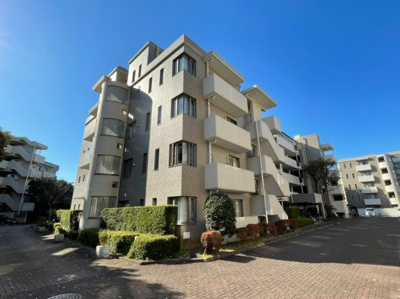 【外観】 | サザンヒルズ竹山6番館 | ◆爽やかな青空の下に贅沢なほどに降り注ぐ陽光、豊かな居住性と、クオリティが見事に調和した住空間は、住まうことの喜びを感じさせてくれます。ゆとりある広い敷地で開放的なお住まいです。