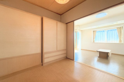 【和室】 | サザンヒルズ竹山6番館 | ◆感性を育むプライベートルームはシンプルでスマートな空間。好みの空間で読書をしたり、音楽を聞いたりと一人の時間も充実したものにできます。
※写真加工済