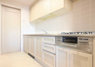 【キッチン】 | サザンヒルズ竹山6番館 | ◆長い時間滞在するキッチンだからこそ、食事の準備を楽しい時間に、忙しい時でもスムーズに無駄なく作業できる、お手入れも簡単にできるなど、毎日を楽しくするキッチンスペースに仕上げました。
※写真加工済