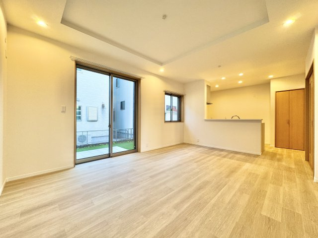 中央区上新屋町の居間・リビング|ポカポカ陽当り良好のリビング！　