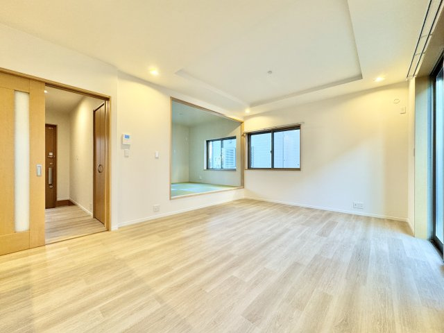 中央区上新屋町の洋室|ナチュラルな印象のリビングは明るい空間！　