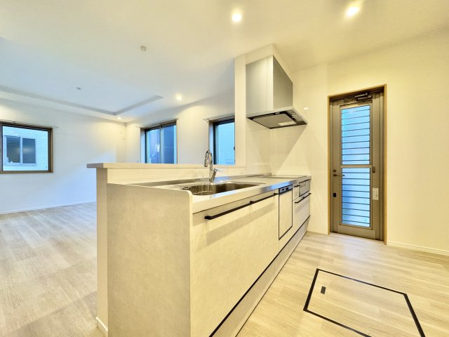 中央区上新屋町のキッチン|キッチンからはリビング全体が良く見渡せる間取りになっています！　