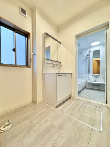 中央区上新屋町の洗面所|3面鏡の洗面台は、メイク道具等の細々した物もスッキリと収納していただけます。　