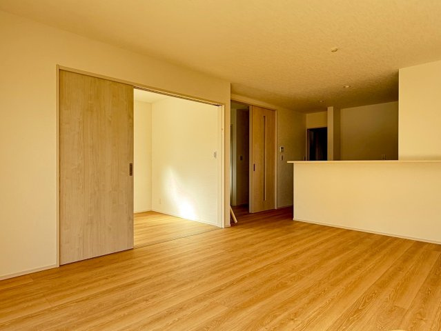 岩槻区加倉　新築一戸建て　1号棟の居間・リビング|使いやすいリビングです