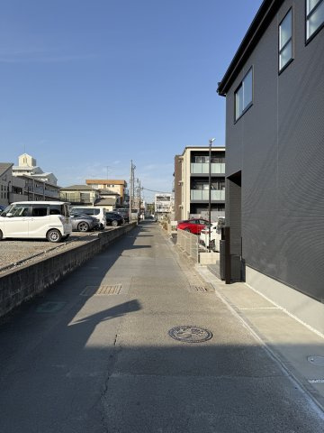 【前面道路含む現地写真】 | ＦＵＪＩ戸室店まで徒歩８分など周辺商業施設が充実しております◎