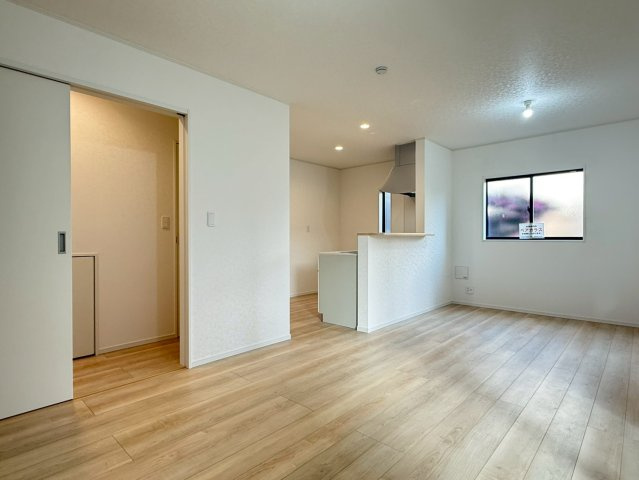 川口市戸塚東第11　新築一戸建て　2号棟の居間・リビング|おしゃれなリビングです