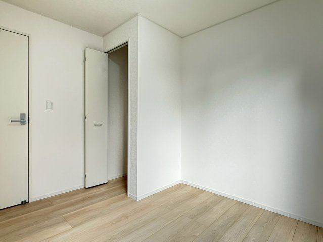 川口市戸塚東第11　新築一戸建て　2号棟の寝室|落ち着いた色調の寝室です