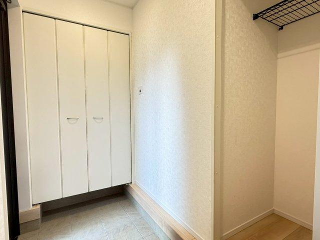 川口市戸塚東第11　新築一戸建て　2号棟の玄関|収納もある玄関です