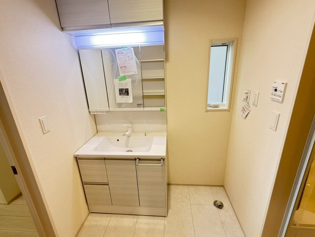 川口市差間3丁目　新築一戸建て　1号棟の独立洗面台|独立洗面台あり、毎朝おしゃれに忙しい女性の方におすすめです