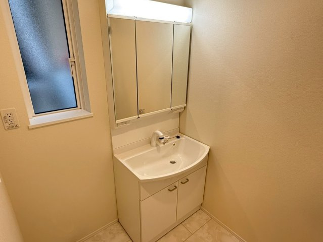 川口柳根町第3　新築一戸建て　1号棟の独立洗面台|独立洗面化粧台が付いています