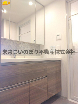 【独立洗面台】 | デュオヒルズ西大宮ザ・グランテラス | 鏡の裏は収納になっています。
スッキリ収納ができます！