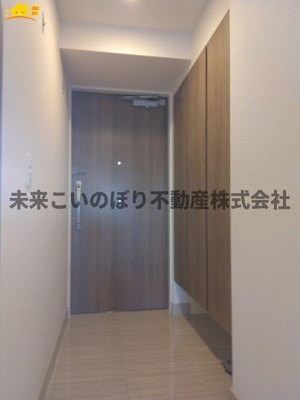【玄関】 | デュオヒルズ西大宮ザ・グランテラス | 内側から見た玄関はとても開放感があり、気持ちよくお出かけができます。
収納もしっかりあるので家族の靴をきちんと片づけておけます。