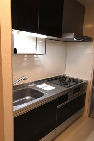 ベルネージュⅡのキッチン|3口コンロの使いやすいシステムキッチンです♪