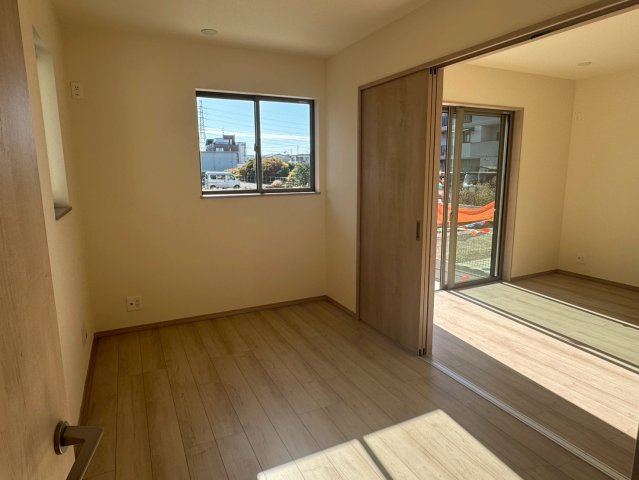 川口市安行領根岸　新築一戸建て　B号棟の洋室|明るい洋室です