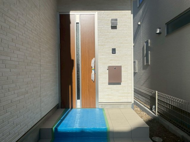 川口市安行領根岸　新築一戸建て　B号棟の玄関|毎日通る玄関はこちらです