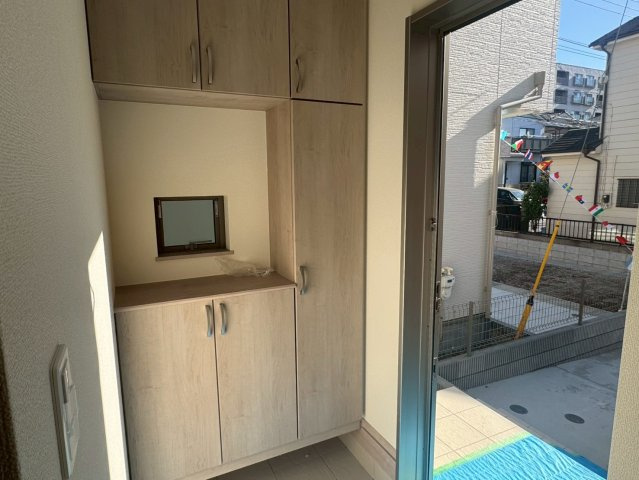 川口市安行領根岸　新築一戸建て　B号棟の玄関|明るい玄関です