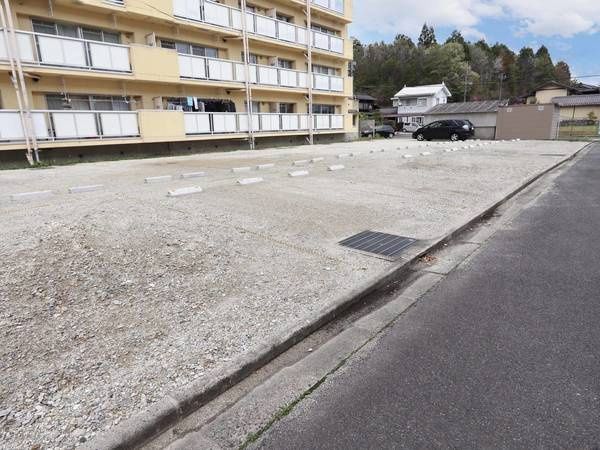 ビレッジハウス苗木1号棟の駐車場