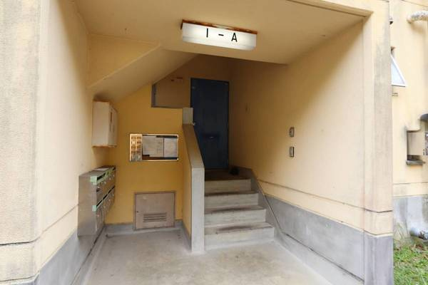 ビレッジハウス苗木1号棟のエントランス