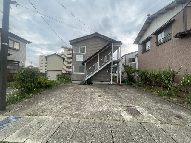 長岡市中沢２丁目のアパート