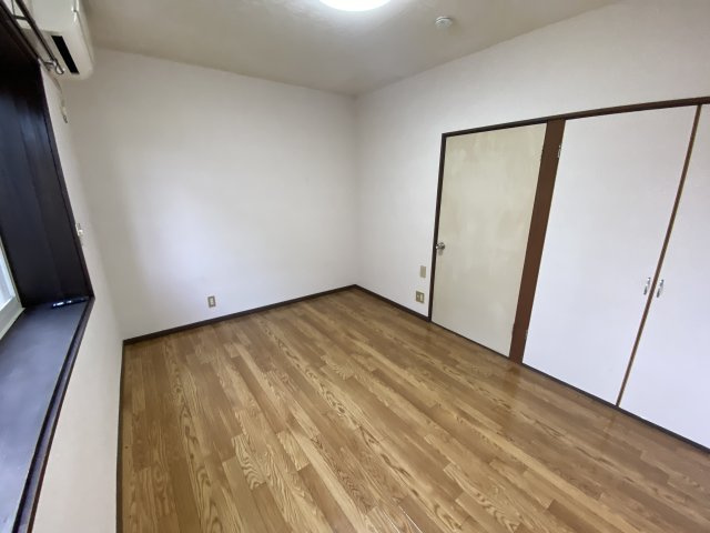 長岡市中沢２丁目のアパートの洋室