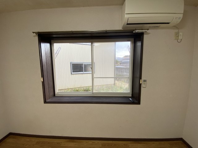 長岡市中沢２丁目のアパートの洋室