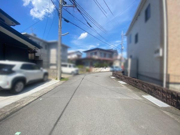 岩出市水栖　中古戸建の前面道路含む現地写真