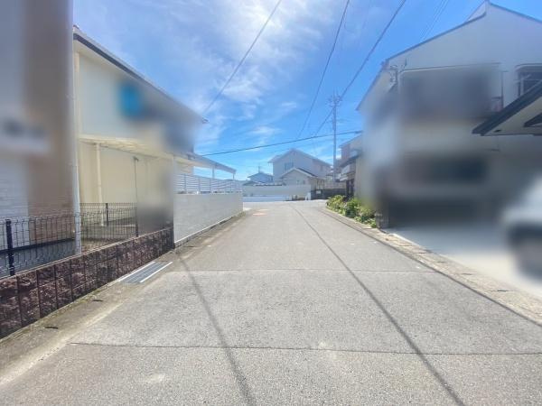岩出市水栖　中古戸建の前面道路含む現地写真