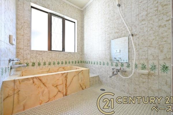 大和高田市昭和町　中古一戸建の前面道路含む現地写真|■現地撮影写真■前面道路は広々約６ｍ！お車の出し入れラクラク！