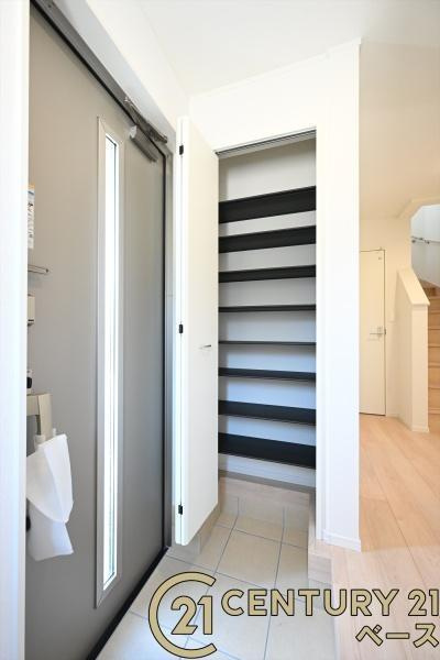 クレイドルガーデン小泉町 ２号棟 ／新築一戸建の内観：施工例|■玄関には大容量収納スペースを完備！■