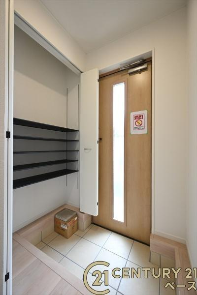 クレイドルガーデン大中 ２号棟 ／新築一戸建の内観：施工例|■玄関には大容量収納スペースを完備！■