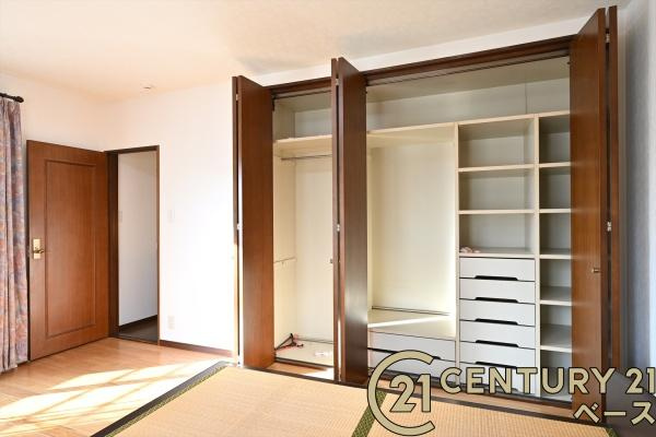 北葛城郡上牧町葛城台５丁目　一戸建の収納|■現地撮影写真■全居室に広々収納スペース完備！