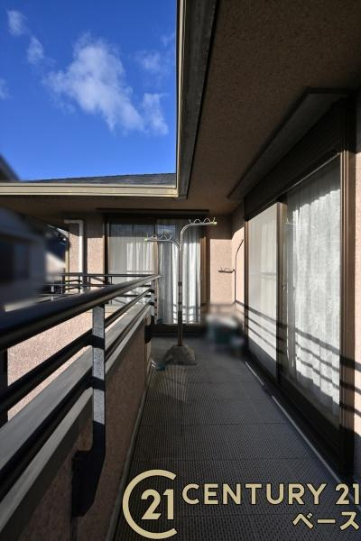 北葛城郡上牧町葛城台５丁目　一戸建のバルコニー|■現地撮影写真■日当たりのよいバルコニー！洗濯物もよく乾きます！