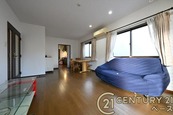 北葛城郡上牧町葛城台５丁目　一戸建の居間・リビング|■現地撮影写真■大きな窓から柔らかい光が射し込みます。