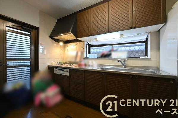 北葛城郡上牧町葛城台５丁目　一戸建のキッチン|■現地撮影写真■広々キッチンで快適お料理！便利な収納スペースも完備！