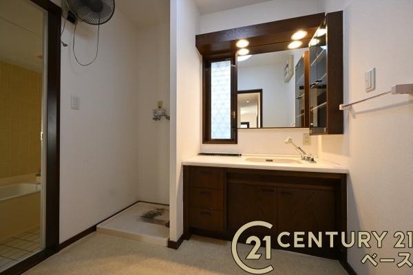 北葛城郡上牧町葛城台５丁目　一戸建の独立洗面台|■現地撮影写真■広々とした洗面スペースです！