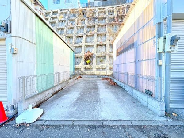 横浜市中区本牧元町の中古一戸建の駐車場
